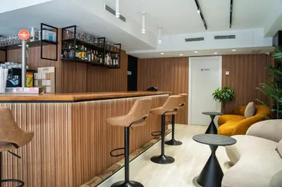 El salón o zona de bar de Hotel Mefolinkel Suits