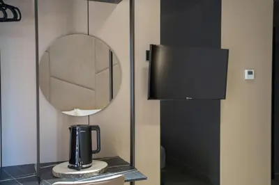 Un baño de Hotel Mefolinkel Suits