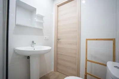 Un baño de LETS HOLIDAYS Centric & Near the Sea Victoria apartment 3