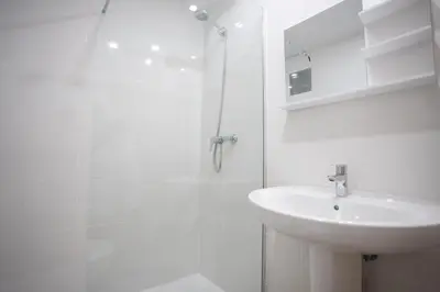 Un baño de LETS HOLIDAYS Centric & Near the Sea Victoria apartment 3