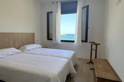 Cama o camas de una habitación en LETS HOLIDAYS Wake Up by the Sea in Victoria apartment 2