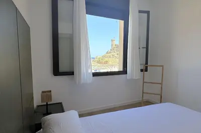 Cama o camas de una habitación en LETS HOLIDAYS Wake Up by the Sea in Victoria apartment 2