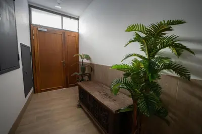 Una televisión o centro de entretenimiento en LETS HOLIDAYS Wake Up by the Sea in Victoria apartment 2
