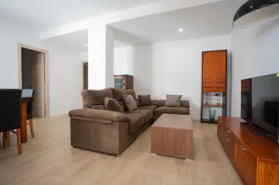 Una televisión o centro de entretenimiento en LETS HOLIDAYS Wake Up by the Sea in Victoria apartment 2