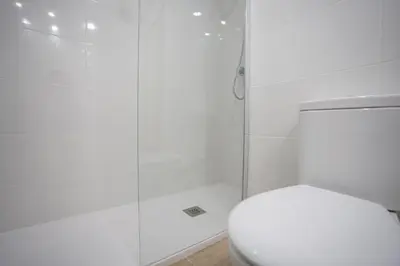 Un baño de LETS HOLIDAYS Wake Up by the Sea in Victoria apartment 2