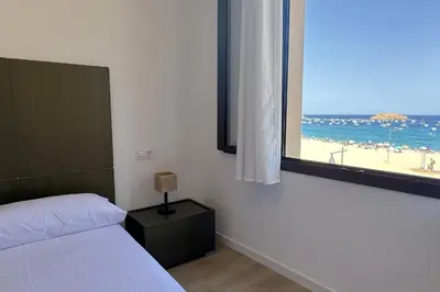 Cama o camas de una habitación en LETS HOLIDAYS Wake Up by the Sea in Victoria apartment 2