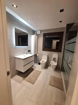 Un baño de Casa fantástica en zona tranquila Un alojamiento para todos Nuestra casa es perfecta tanto para familias y amigos que buscan descanso, como para ciclistas que desean explorar la zona Para ciclistas ofrecemos un espacio seguro para guardar bicicle