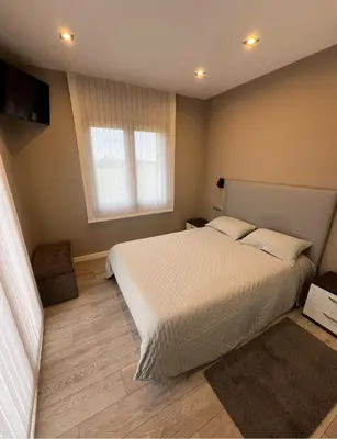 Cama o camas de una habitación en Casa fantástica en zona tranquila Un alojamiento para todos Nuestra casa es perfecta tanto para familias y amigos que buscan descanso, como para ciclistas que desean explorar la zona Para ciclistas ofrecemos un espacio seguro para guardar bicicle