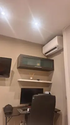 Una televisión o centro de entretenimiento en Casa fantástica en zona tranquila Un alojamiento para todos Nuestra casa es perfecta tanto para familias y amigos que buscan descanso, como para ciclistas que desean explorar la zona Para ciclistas ofrecemos un espacio seguro para guardar bicicle