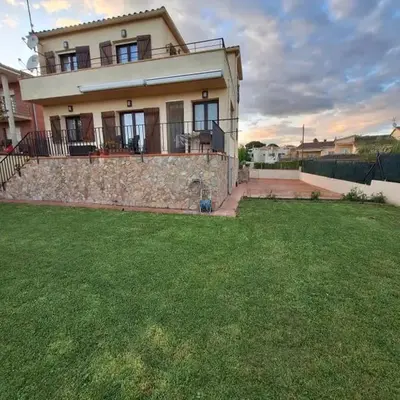 Casa fantástica en zona tranquila Un alojamiento para todos Nuestra casa es perfecta tanto para familias y amigos que buscan descanso