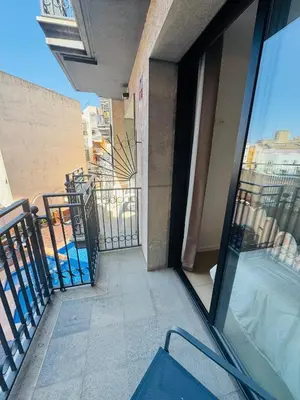 Un balcón o terraza de Piso de SIMBA cerca de playa, con piscina y varias terrazas