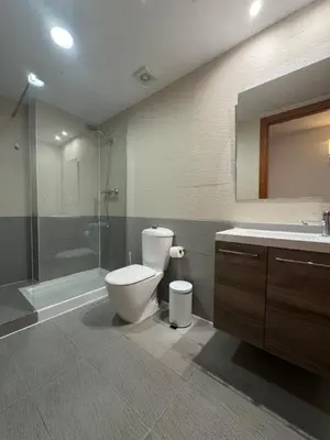 Un baño de Piso de SIMBA cerca de playa, con piscina y varias terrazas
