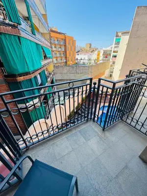 Un balcón o terraza de Piso de SIMBA cerca de playa, con piscina y varias terrazas