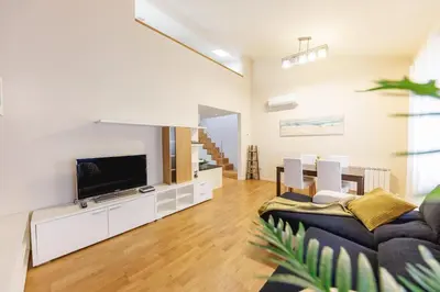 Una televisión o centro de entretenimiento en Bravissimo Cort Reial 4A Duplex, Monthly Apartment