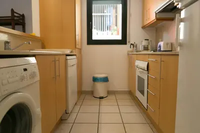 Una cocina o zona de cocina en 2 bed. GF apartment in center of Begur w shared pool parking H62
