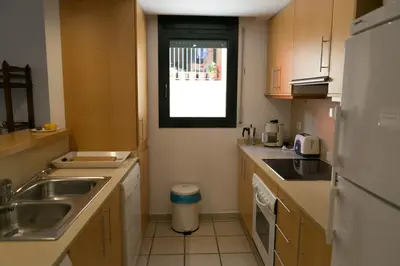 Una cocina o zona de cocina en 2 bed. GF apartment in center of Begur w shared pool parking H62