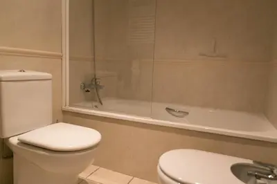 Un baño de 2 bed. GF apartment in center of Begur w shared pool parking H62
