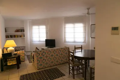 Una televisión o centro de entretenimiento en 2 bed. GF apartment in center of Begur w shared pool parking H62