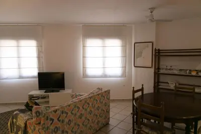 Una televisión o centro de entretenimiento en 2 bed. GF apartment in center of Begur w shared pool parking H62