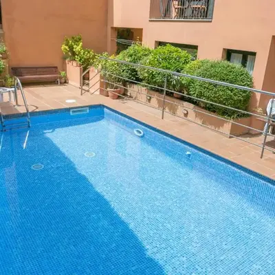 2 bed. GF apartment in center of Begur w shared pool parking H62
