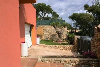 Jardín al aire libre en Villa close to the center w pool garden H30