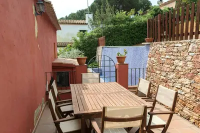 Un balcón o terraza de Villa close to the center w pool garden H30