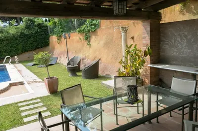 Jardín al aire libre en Villa close to the center w pool garden H30