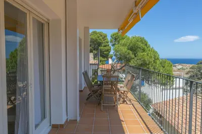 Un balcón o terraza de 2 bedroom apartment with sea views terrace 2 minutes walking to Sa Tuna in Begur H44