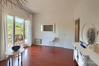 Una televisión o centro de entretenimiento en 2 bedroom apartment with sea views terrace 2 minutes walking to Sa Tuna in Begur H44