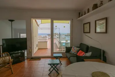 Una televisión o centro de entretenimiento en Apart. 1st sea line in Sa Tuna Begur H85