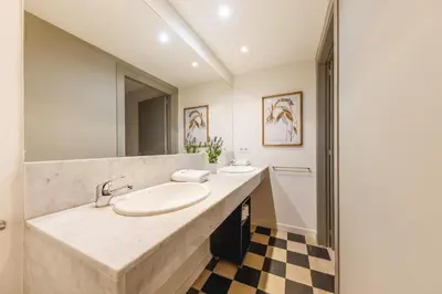 Un baño de Bravissimo Ciutadans A, 4-bedroom apartment Barri Vell