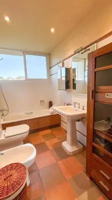 Un baño de An apartment with an ocean view