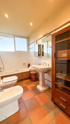 Un baño de An apartment with an ocean view