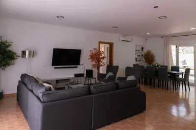 Una televisión o centro de entretenimiento en Villa w pool in Begur H14