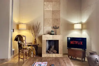 Una televisión o centro de entretenimiento en Stone Rustic Beach apartment