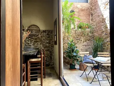 Un patio o zona al aire libre en Stone Rustic Beach apartment