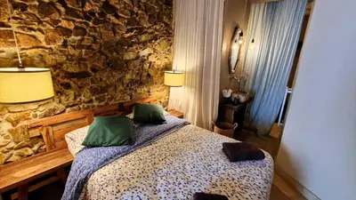 Cama o camas de una habitación en Stone Rustic Beach apartment