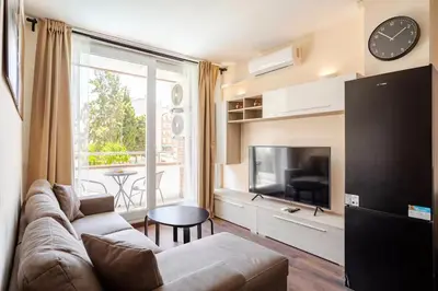 Una televisión o centro de entretenimiento en Apartamento con Piscina cerca de Playa de Fenals