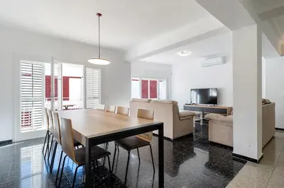 Una televisión o centro de entretenimiento en Hauzify I Apartament Riera