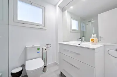 Un baño de Hauzify I Apartament Riera