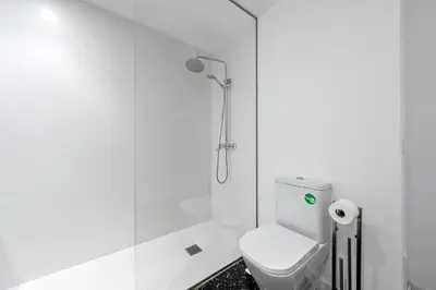 Un baño de Hauzify I Apartament Riera