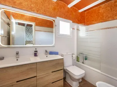 Un baño de Holiday Home Lola by Interhome