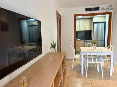 Una televisión o centro de entretenimiento en Nagomi Suite - Modern Apartment with Parking & Swimming Pool