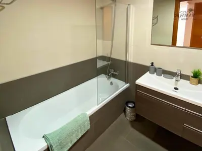 Un baño de Nagomi Suite - Modern Apartment with Parking & Swimming Pool