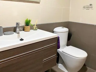 Un baño de Nagomi Suite - Modern Apartment with Parking & Swimming Pool