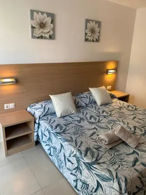 Cama o camas de una habitación en Tokyo Suite - Modern Apartment with Parking & Swimming Pool