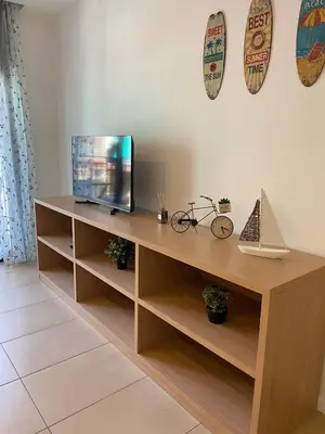 Una televisión o centro de entretenimiento en Tokyo Suite - Modern Apartment with Parking & Swimming Pool