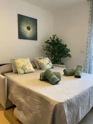 Cama o camas de una habitación en Tokyo Suite - Modern Apartment with Parking & Swimming Pool