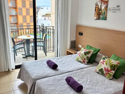 Cama o camas de una habitación en Sakura Suite - Modern Apartment with Parking & Swimming Pool