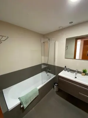 Un baño de Ikebana Suite - Modern Apartment with Parking & Swimming Pool